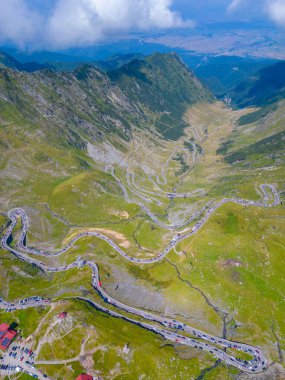 Romanya 'nın transfagarasan yolu yazın güneşli bir günde izleniyor