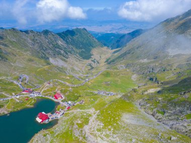 Transfagarasan yolu ve Balea Gölü yaz aylarında güneşli bir günde görülüyor, Romanya