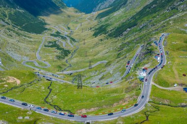 Romanya 'nın transfagarasan yolu yazın güneşli bir günde izleniyor