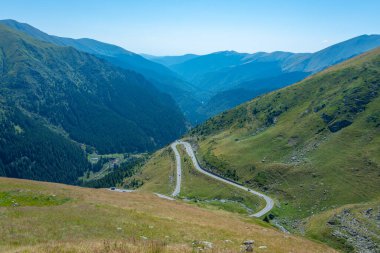 Romanya 'nın transfagarasan yolu yazın güneşli bir günde izleniyor