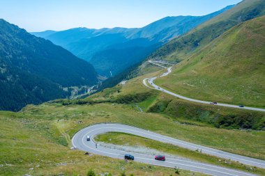 Romanya 'nın transfagarasan yolu yazın güneşli bir günde izleniyor
