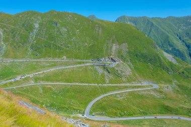 Romanya 'nın transfagarasan yolu yazın güneşli bir günde izleniyor