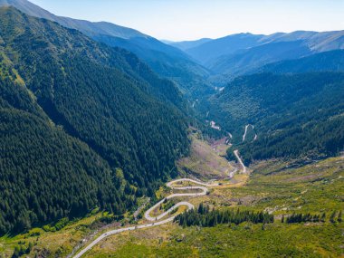Romanya 'nın transfagarasan yolu yazın güneşli bir günde izleniyor