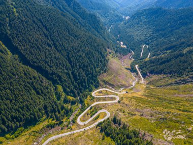 Romanya 'nın transfagarasan yolu yazın güneşli bir günde izleniyor