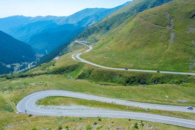 Romanya 'nın transfagarasan yolu yazın güneşli bir günde izleniyor