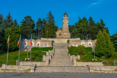Romanya 'da güneşli bir akşamda Mausoleul Mateias