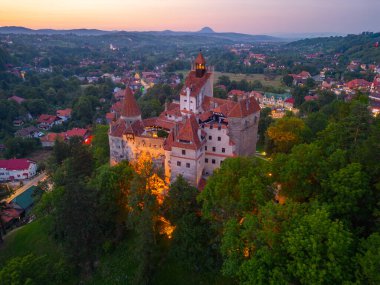 Romanya 'daki Bran şatosunun gün batımı manzarası