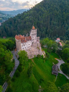 Romanya 'daki Bran şatosunun gün batımı manzarası