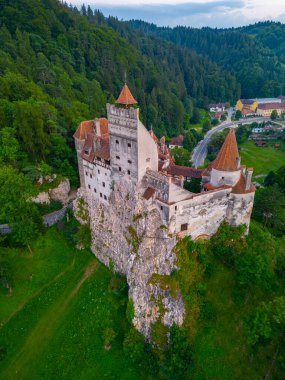 Romanya 'daki Bran şatosunun gün batımı manzarası