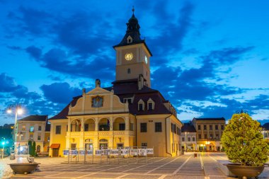 Romanya 'nın Brasov kentindeki Konsey Meydanı' ndaki belediye binasının gün doğumu manzarası