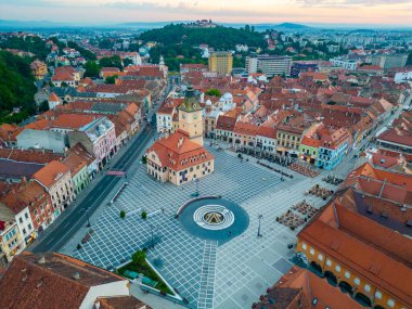 Romanya 'nın Brasov kentindeki Konsey Meydanı' ndaki belediye binasının gün doğumu manzarası
