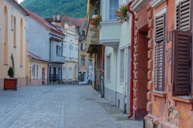Romanya 'nın Brasov kentindeki tarihi evlerin gündoğumu manzarası