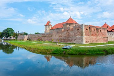 Romanya 'da bulutlu bir günde Fagaras Kalesi