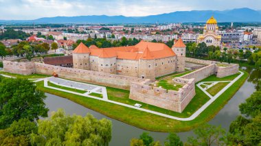 Romanya 'da bulutlu bir günde Fagaras Kalesi