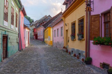 Romanya 'nın Sighisoara kentindeki renkli cadde