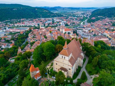 Romanya 'nın Sighisoara kentindeki tepedeki kilisenin gün batımı manzarası