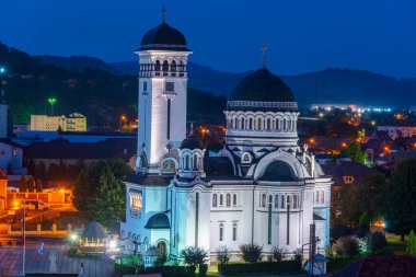 Romanya 'nın Sighisoara kentindeki kutsal üçlü kilisenin gün batımı manzarası