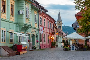 Romanya 'nın Sighisoara kentindeki eski kasaba meydanında gün batımı
