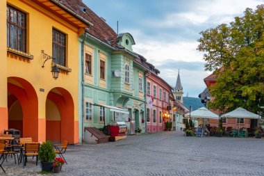 Romanya 'nın Sighisoara kentindeki eski kasaba meydanında gün batımı