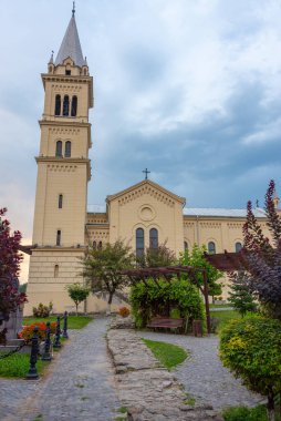 Romanya 'nın Sighisoara kentindeki Aziz Joseph Kilisesi' nin gün batımı manzarası