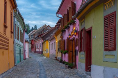 Romanya 'nın Sighisoara kentindeki renkli cadde