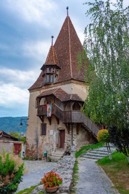 Romanya 'nın Sighisoara kentindeki Cizmarilor kulesinin gün batımı manzarası