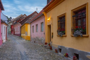 Romanya 'nın Sighisoara kentindeki renkli cadde