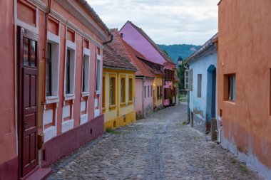 Romanya 'nın Sighisoara kentindeki renkli cadde