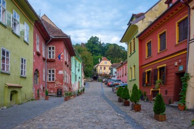 Romanya 'nın Sighisoara kentindeki renkli cadde