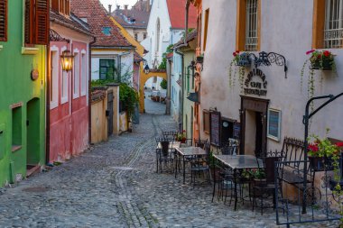 Romanya 'nın Sighisoara kentindeki renkli cadde