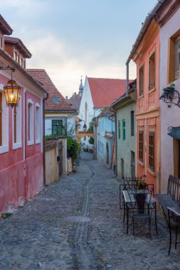 Romanya 'nın Sighisoara kentindeki renkli cadde