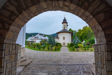 Romanya 'da bulutlu bir günde Varatec manastırı
