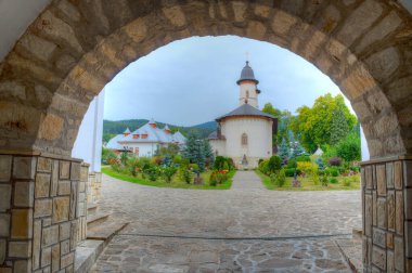Romanya 'da bulutlu bir günde Varatec manastırı