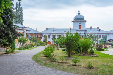 Romanya 'da bulutlu bir günde Varatec manastırı