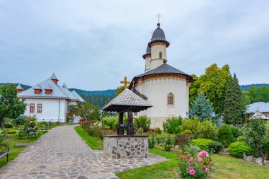 Romanya 'da bulutlu bir günde Varatec manastırı