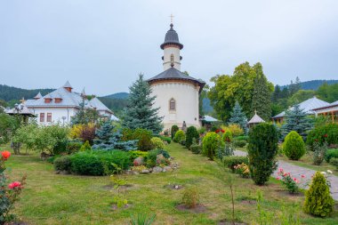 Romanya 'da bulutlu bir günde Varatec manastırı