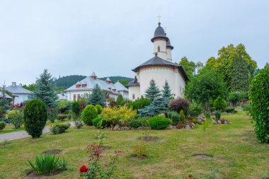 Romanya 'da bulutlu bir günde Varatec manastırı