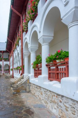 Romanya 'da bulutlu bir günde Agapia manastırı