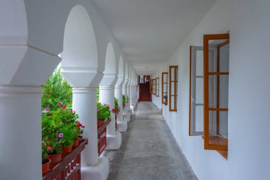 Romanya 'da bulutlu bir günde Agapia manastırı