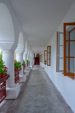 Romanya 'da bulutlu bir günde Agapia manastırı