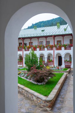 Romanya 'da bulutlu bir günde Agapia manastırı