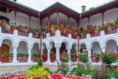 Romanya 'da bulutlu bir günde Agapia manastırı