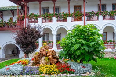 Romanya 'da bulutlu bir günde Agapia manastırı