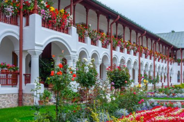 Romanya 'da bulutlu bir günde Agapia manastırı