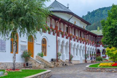 Romanya 'da bulutlu bir günde Agapia manastırı