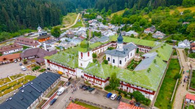 Romanya 'da bulutlu bir günde Agapia manastırı