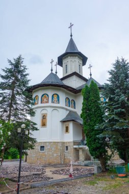 Romanya 'da bulutlu bir günde Sihastria manastırı