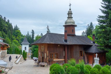 Romanya 'da bulutlu bir günde Sihla manastırı