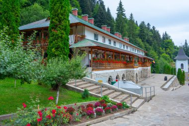 Romanya 'da bulutlu bir günde Sihla manastırı