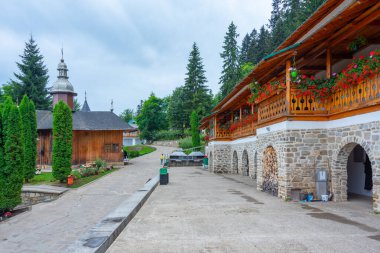 Romanya 'da bulutlu bir günde Sihla manastırı